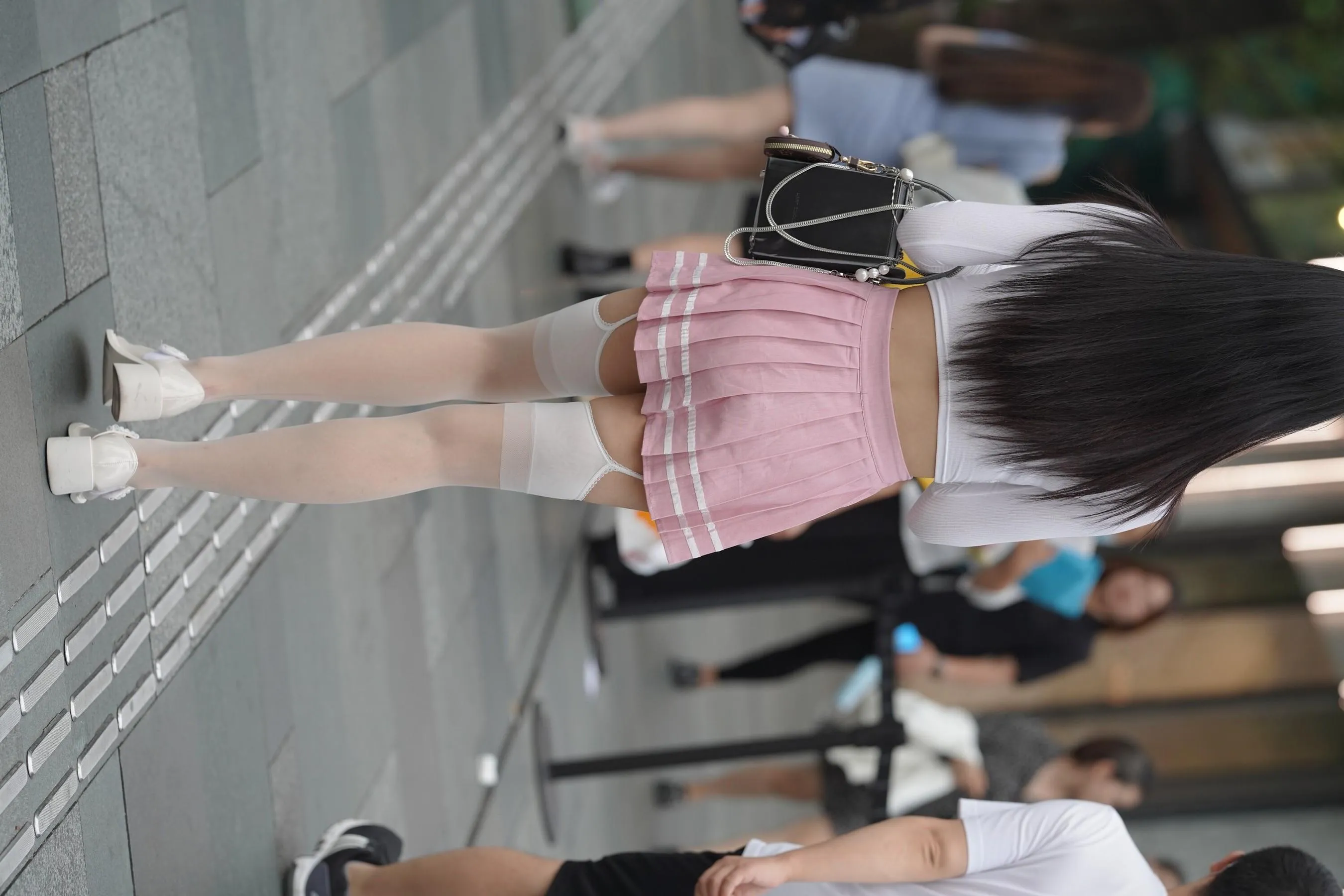 魔镜街拍 NO.161 街拍白丝吊带袜美女 [109P]插图7